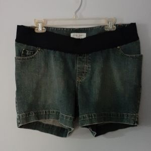 🎈🎉Host Pick! 🎉🎈Liz Lange Denim Maternity Shorts